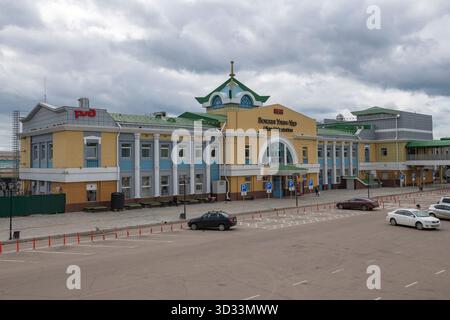 ULAN-UDE, RUSSLAND - 6. SEPTEMBER 2025: Blick auf den Bahnhof Ulan-Ude an einem bewölkten Septembertag Stockfoto
