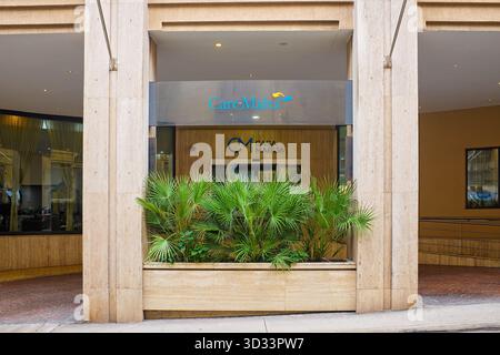 Sliema, Malta - 11.03.2025: Ein moderner Eingang mit dekorativen Palmen in CareMalta, einem Pflegeheim für medizinische und soziale Betreuung. Stockfoto