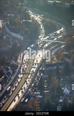 Luftaufnahme, Autobahn A40 in Hintergrundbeleuchtung, Ausfahrt A52 Düsseldorf, Essen, Ruhrgebiet, Nordrhein-Westfalen, Deutschland, Autobahn, DE, Europa, Luftbild Stockfoto