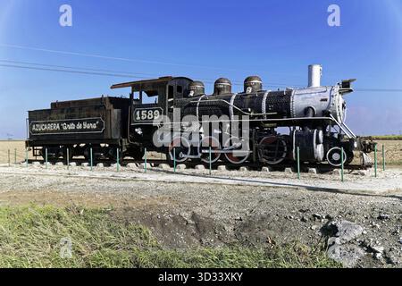 Camagueey, Provinz Camagueey, Kuba, Zentralamerika, alte Dampflokomotive in einem Freilichtmuseum unter blauem Himmel ausgestellt, eine alte Dampflokomotive Stockfoto