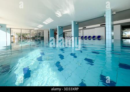 Innenpool mit blauem Wasser im Hinterhof des Landhaushütten-Außendesigns Stockfoto