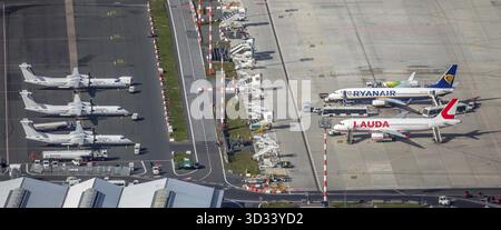 Luftaufnahme, abgesetzte Parkposition, Lauda Air und Ryanair, Parkposition, Vorfeld, Flughafen Düsseldorf, Start- und Landebahn, flughafenbereich, Düsseldorf, Rhinelan Stockfoto