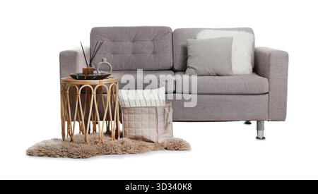 Stilvolles Sofa mit Kissen, Couchtisch und Teppich isoliert auf weiß Stockfoto