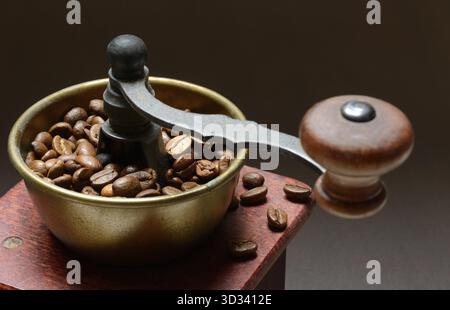 Kaffeemühle mit gerösteten Kaffeebohnen, mahlen Sie Kaffee Stockfoto