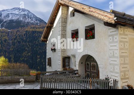 Engadiner Haus vor Berggipfeln, historische Häuser, Guarda, Engadin, Graubuenden, Schweiz Stockfoto