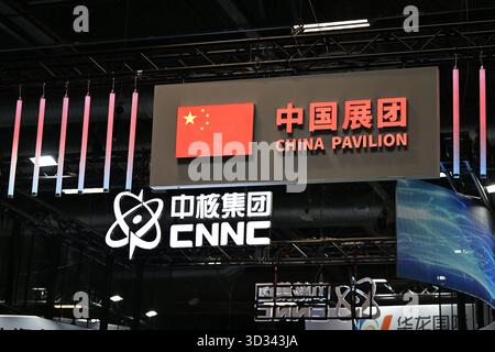 Villepinte, Frankreich. November 2025. Abbildung des CNNC-Logos, China National Nuclear Corporation, auf der Weltausstellung im Ausstellungszentrum Villepinte am 4. November 2025. Foto: Tomas Stevens/ABACAPRESS.COM Credit: Abaca Press/Alamy Live News Stockfoto