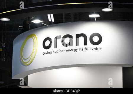 Villepinte, Frankreich. November 2025. Illustration des Orano-Logos, Hauptakteur in Kernenergie und Brennstoff, auf der Weltausstellung im Ausstellungszentrum Villepinte am 4. November 2025. Foto: Tomas Stevens/ABACAPRESS.COM Credit: Abaca Press/Alamy Live News Stockfoto