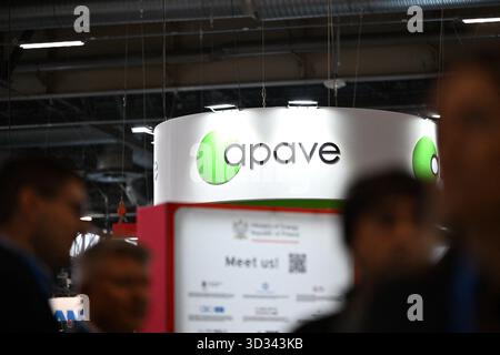 Villepinte, Frankreich. November 2025. Illustration des apave-Logos, französisches Unternehmen, das auf Risikomanagement spezialisiert ist, auf der Weltausstellung im Ausstellungszentrum Villepinte am 4. November 2025. Foto: Tomas Stevens/ABACAPRESS.COM Credit: Abaca Press/Alamy Live News Stockfoto