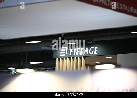 Villepinte, Frankreich. November 2025. Illustration des EIFFAGE-Logos, europäischer Marktführer im Bereich Bau und Konzessionen, auf der Weltausstellung im Ausstellungszentrum Villepinte am 4. November 2025. Foto: Tomas Stevens/ABACAPRESS.COM Credit: Abaca Press/Alamy Live News Stockfoto