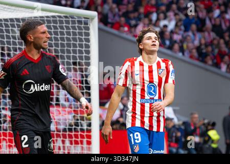 Julián Álvarez von Atlético de Madrid reagiert darauf, nachdem er eine Chance beim LaLiga EA Sports Spiel zwischen Atlético de Madrid und Sevilla FC verpasst hat Stockfoto