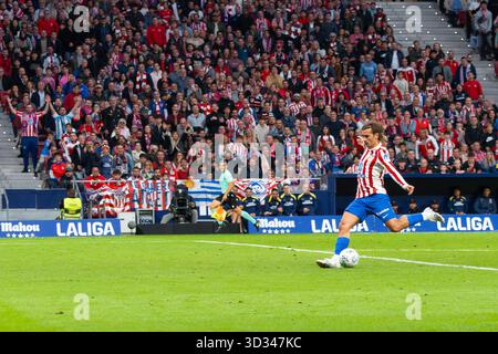 Antoine Griezmann von Atlético de Madrid trifft den Ball im Strafraum während des LaLiga EA Sports Matches Stockfoto