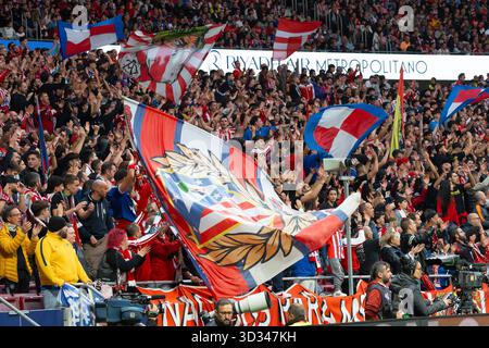 Atlético de Madrid Fans fahnen auf den Tribünen während des LaLiga EA Sports Spiels zwischen Atlético de Madrid und Sevilla FC im Metropolitano Stockfoto
