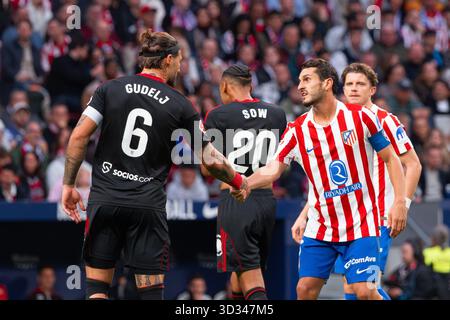 Koke von Atlético de Madrid begrüßt Nemanja Gudelj vom Sevilla FC nach einem Zusammenprall während des LaLiga EA Sports Matches zwischen Atlético de Madrid und Sevilla Stockfoto