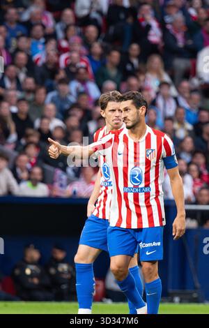 Koke von Atlético de Madrid begrüßt Nemanja Gudelj vom Sevilla FC nach einem Zusammenprall während des LaLiga EA Sports Matches zwischen Atlético de Madrid und Sevilla Stockfoto