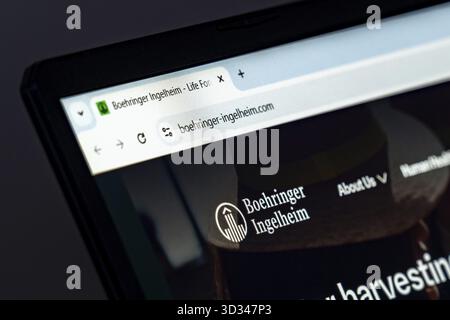 Website-Homepage von Boehringer Ingelheim auf Laptop-Bildschirm mit Logo. Globales Pharmaunternehmen, das sich auf innovative Lösungen im Gesundheitswesen spezialisiert hat Stockfoto
