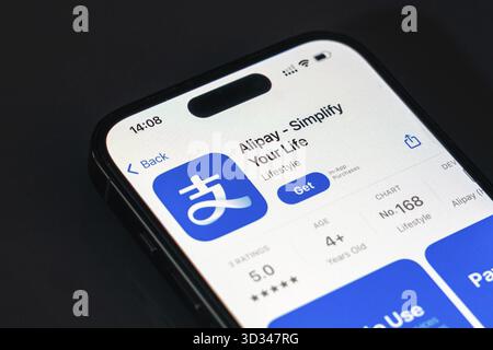 New York, USA – 20. Dezember 2024: Die Alipay-App wird auf dem Smartphone-Bildschirm mit Logo angezeigt. Digitale Zahlungsanwendung für sichere Transaktionen und Online Stockfoto