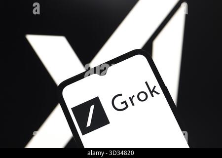 Das Grok-Logo wird auf dem Bildschirm eines Smartphones und im Hintergrund angezeigt, das XAI-Logo auf dem Computerbildschirm in Reno, USA, am Novemb Stockfoto