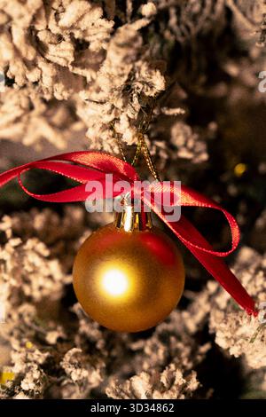 Nahaufnahme einer goldenen Blase mit rotem Band im Vintage-Stil Stockfoto