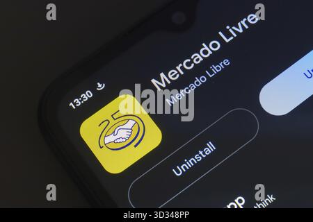 25. Oktober 2024, Brasilien. In dieser Abbildung wird das Logo der Mercado Livre App auf einem Smartphone-Bildschirm angezeigt Stockfoto