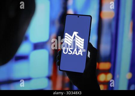 September 2024, Paraguay. In dieser Abbildung wird das Logo der United Services Automobile Association (USAA) auf einem Smartphone-Bildschirm angezeigt Stockfoto