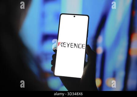 September 2024, Paraguay. In dieser Abbildung wird das Keyence-Logo auf einem Smartphone-Bildschirm angezeigt Stockfoto