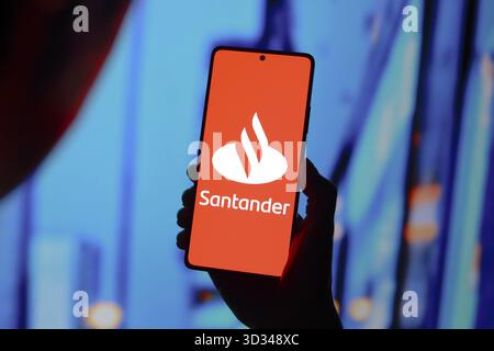 September 2024, Paraguay. In dieser Abbildung wird das Santander-Logo auf einem Smartphone-Bildschirm angezeigt Stockfoto