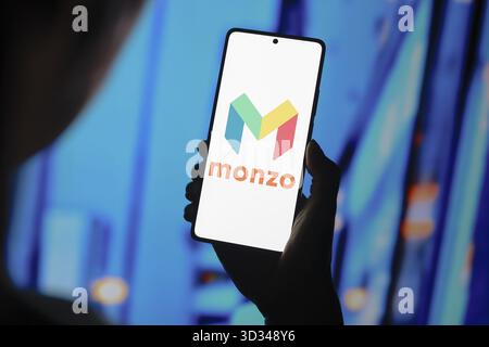 September 2024, Paraguay. In dieser Abbildung wird das Monzo Bank Logo auf einem Smartphone-Bildschirm angezeigt Stockfoto