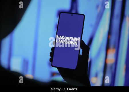 September 2024, Paraguay. In dieser Fotoabbildung wird das Hargreaves Lansdown-Logo auf einem Smartphone-Bildschirm angezeigt Stockfoto