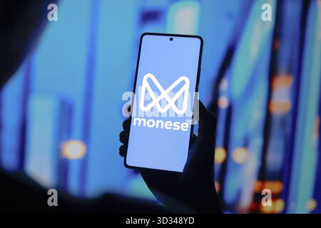 September 2024, Paraguay. In dieser Abbildung wird das Monese-Logo auf einem Smartphone-Bildschirm angezeigt Stockfoto
