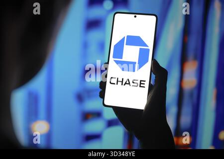 September 2024, Paraguay. In dieser Fotoabbildung wird das Chase Bank Logo auf einem Smartphone-Bildschirm angezeigt Stockfoto