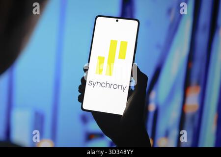 September 2024, Paraguay. In dieser Fotoabbildung wird das synchrone Financial Logo auf einem Smartphone-Bildschirm angezeigt Stockfoto