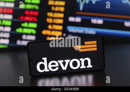 August 2024, Paraguay. In dieser Abbildung wird das Devon Energy-Logo auf einem Smartphone-Bildschirm angezeigt Stockfoto