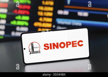 August 2024, Paraguay. In dieser Abbildung wird das Sinopec-Logo auf einem Smartphone-Bildschirm angezeigt Stockfoto