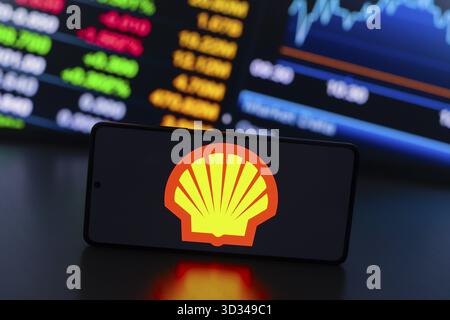August 2024, Paraguay. In dieser Abbildung wird das Shell-Logo auf einem Smartphone-Bildschirm angezeigt Stockfoto