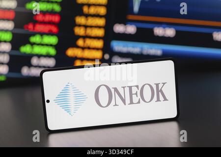 August 2024, Paraguay. In dieser Abbildung wird das Logo von Oneok, Inc. Auf einem Smartphone-Bildschirm angezeigt Stockfoto