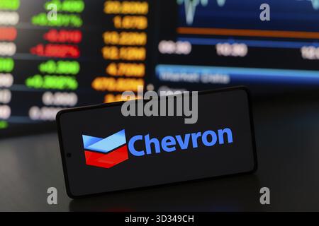August 2024, Paraguay. In dieser Abbildung wird das Chevron-Logo auf einem Smartphone-Bildschirm angezeigt Stockfoto