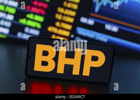 August 2024, Paraguay. In dieser Abbildung wird das BHP Billiton Logo auf einem Smartphone-Bildschirm angezeigt Stockfoto
