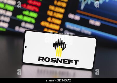 August 2024, Paraguay. In dieser Abbildung wird das Rosneft-Logo auf einem Smartphone-Bildschirm angezeigt Stockfoto