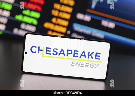 August 2024, Paraguay. In dieser Fotoabbildung wird das Logo der Chesapeake Energy Corporation auf einem Smartphone-Bildschirm angezeigt Stockfoto