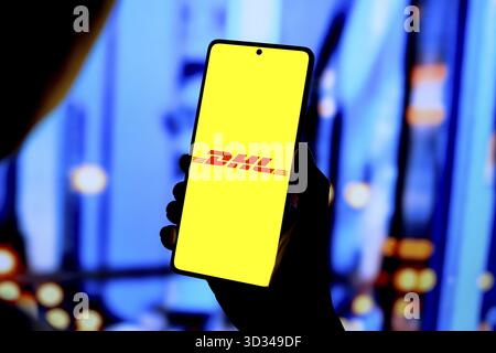 September 2024, Paraguay. In dieser Fotoabbildung wird das DHL-Logo auf einem Smartphone-Bildschirm angezeigt Stockfoto