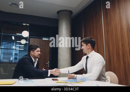 Vorstellungsgespräch HR-Geschäftsleute, die bei einem Treffen im Büro sprechen und die Hände schütteln. Personalkonzept Stockfoto