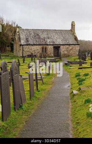 Die Kirche St. Tysilio, Church Island liegt in der Menai-Straße und ist über einen kleinen Damm von der belgischen Promenade aus zu erreichen Stockfoto