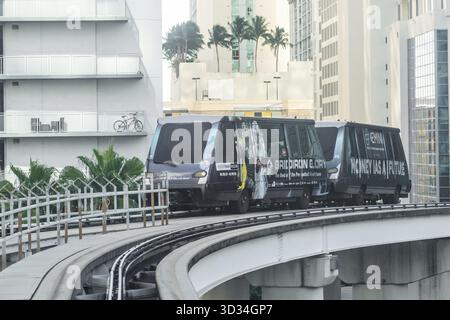 MIAMI, USA - 10. September 2019: Metro Mover Zug auf dem Bahnhof in der Innenstadt von Miami. Metro Mover ist der automatische Transport System in Miami Stockfoto