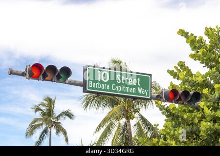Straßenschild für Barbara Capitman Weg, und in der 10. Straße in South Beach, Miami, Florida, USA Stockfoto