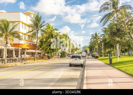Miami, USA - 10. September 2019: Die Ansicht der berühmten Ocean Drive Strasse am Morgen in Miami South Beach Stockfoto