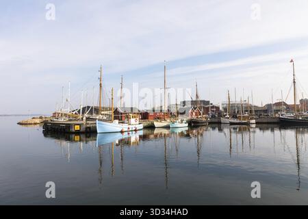 Schöne alte Segelboote liegen an der Bucht von Holbaek in Dänemark Stockfoto
