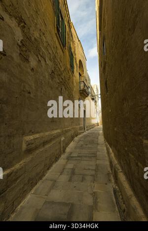 Enge Straße in der stillen Stadt Mdina, Malta Stockfoto