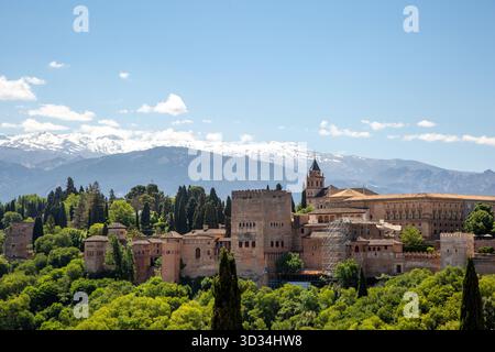 Blick vom Mirador de San Nicolas für den besten Blick auf die Skyline von Granada auf den Alhambra-Palast mit den Bergen der Sierra de Navarra Spanien dahinter Stockfoto