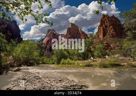 Hoch aufragende Sandsteinmonolithen, bekannt als „die drei Patriarchen – Abraham, Isaac und Jakob“, erheben sich dramatisch über dem Zion Canyon. Stockfoto