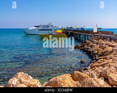 Touristen-Sightseeing-Boote vor der Küste von Protaras im Osten Zyperns im östlichen Mittelmeer. Stockfoto